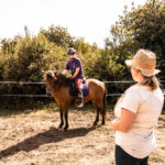 Lisa de l’association Libea lors d’une séance d’initiation au cheval islandais avec un cavalier, en extérieur