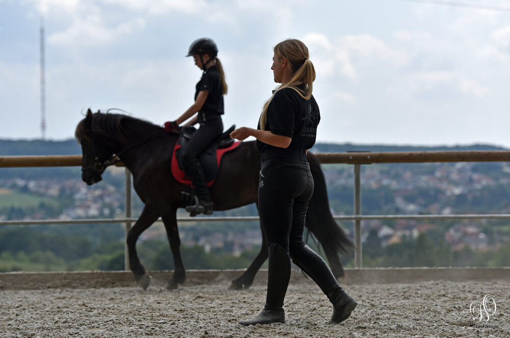 Lisa de l’association Libea guidant une cavalière lors d’une séance d’initiation au cheval islandais en carrière