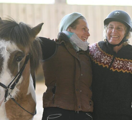 Lisa de l’association Libea souriant avec une cavalière et un cheval islandais lors d’une séance Mix & Match